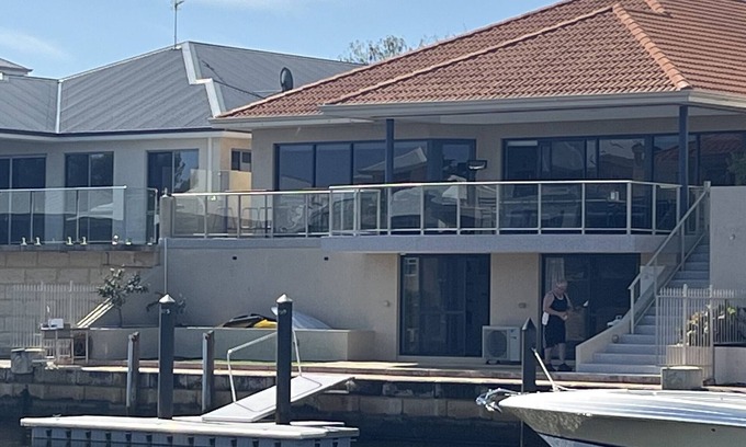Wannanup Casa | Port Bouvard Escape – large canal home with private jetty