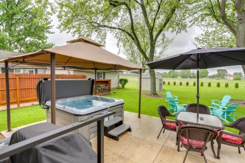 Lacarne Casa | Port Clinton Home Hot Tub, Steps to Portage River