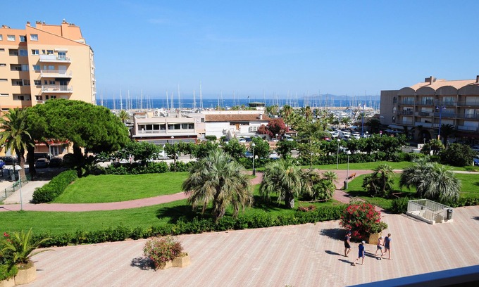 Toulon - Hyeres Apartamento | Port d'Hyères, estudio renovado, 3 personas, terraza, vista al mar, a 200 metros de la playa
