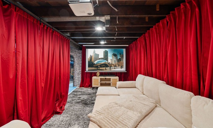 Chicago Casa | Portage Park/Theater/Deck/Game Room/Gym/Arcade