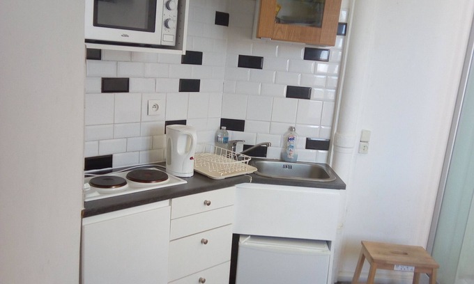 Auteuil Apartamento | Porte d'Auteuil room no WiFi, no internet access by back staircase