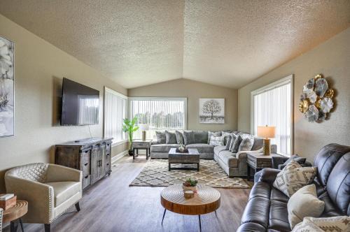 North Plains Casa | Portland Area Group Getaway Hot Tub and Views!