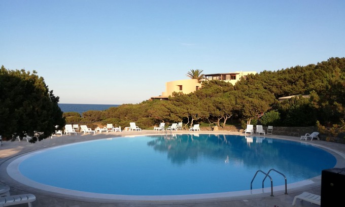 Porto Cervo Apartamento | Porto Cervo, a un paso del mar en una residencia verde con una elegante piscina