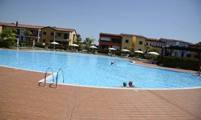 Lido Condominio | POSEIDONE-Apartamentos refinados en pueblo con piscina.