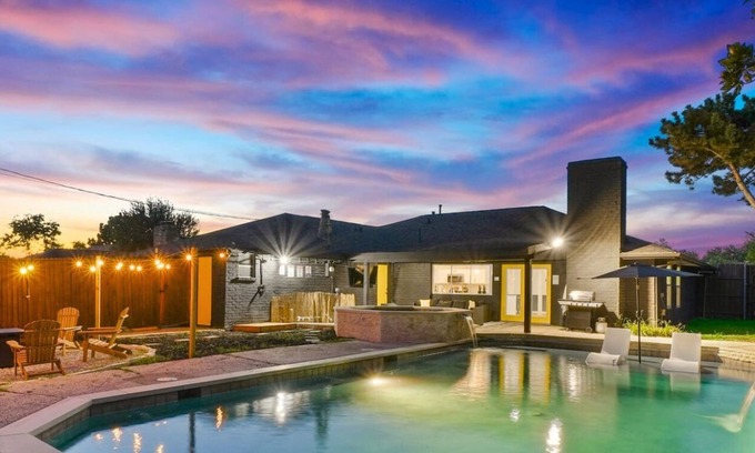 Northwest Dallas Casa | Posh 6BR/3B Home with Pool, Media/Game Room & Hot Tub