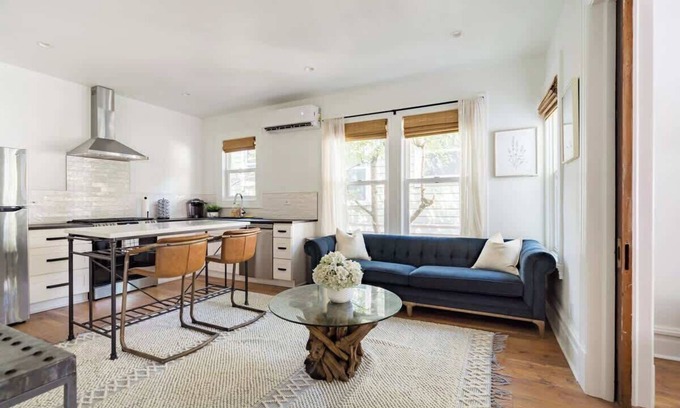 Uptown Casa | Posh Local 2BR - Boutiques & Eateries