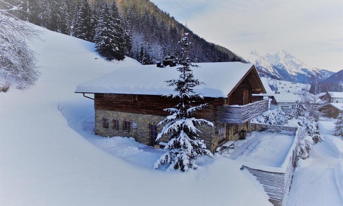 Sankt Anton am Arlberg Casa | Posh Mansion in Sankt with 2 Saunas Whirlpool Jacuzzi