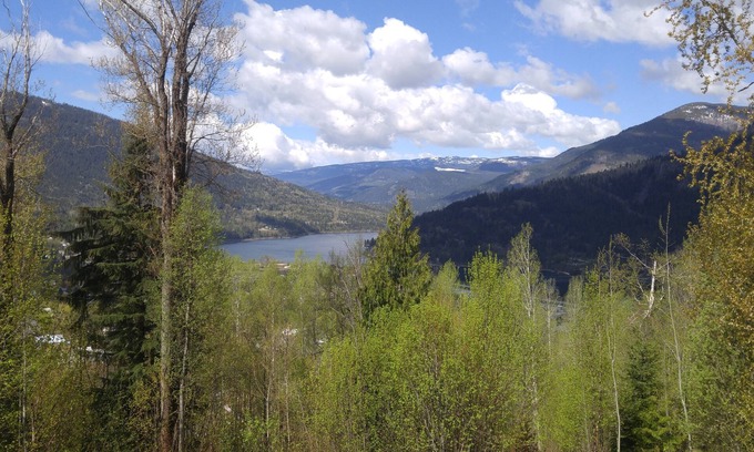 Nelson Casa | Post y viga, hermosa casa, con vistas a Nelson y Kootenay Lake.