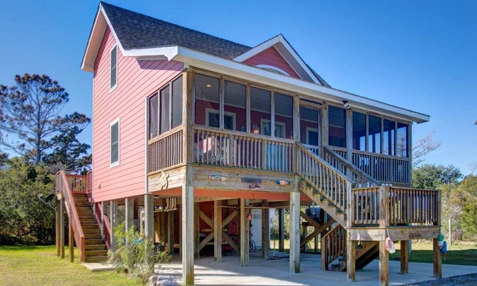 Ocracoke Casa | Potter's Place: Cozy home Just a short walk to the Ocracoke Lighthouse.
