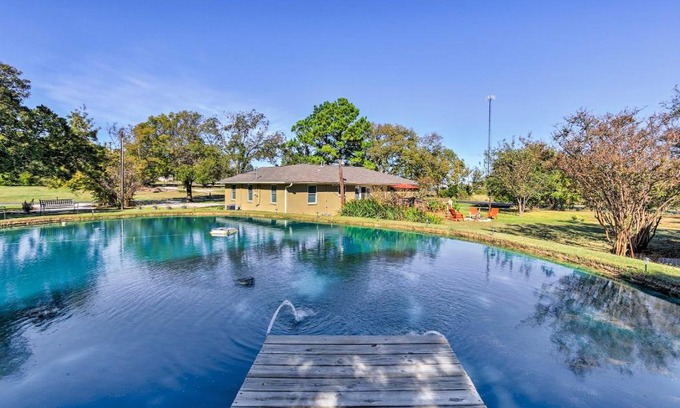 Pottsboro Casa | Pottsboro Home on 2 Acres with Hot Tub, Near Marina!