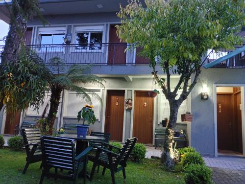 Carniel Casa | Pousada Caminho das Rosas-Gramado-temporada ou diária