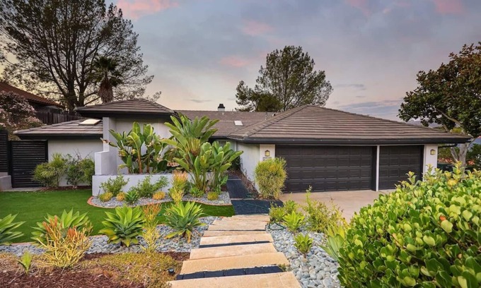 Poway Casa | Poway Retreat | Hot Tub, Big Back Deck & Games!