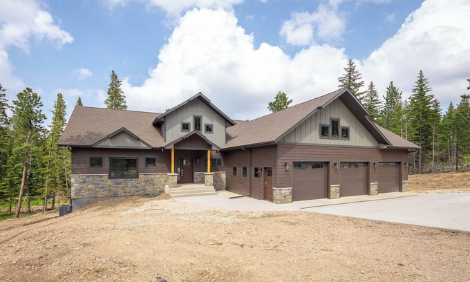 Lead Casa | Powder House Pass 5 bedrooms - Hot tub, large garage, paved roads