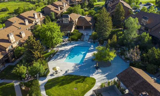 Wolf Creek Condominio | Powder Mountain Wolf Lodge 706 Condo Remodeled! Elegant! Outdoor Community Pool