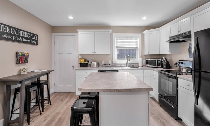 Swannanoa Casa | Power & Water Working, No Internet or Cell Service, Pet Friendly