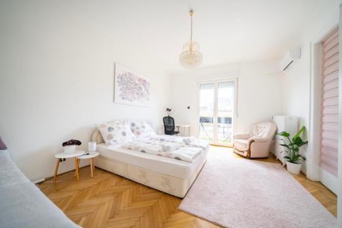 Ujlipotvaros Apartamento | Pozsonyi Street 3BR, Balcony Family Retreat