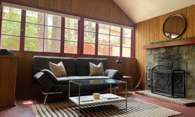 Wrightwood Apartamento | Peaceful Pines, Near Village|Fireplace|Pets OK