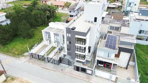 Goioxim Apartamento | Prédio fantástico apenas 300m da praia