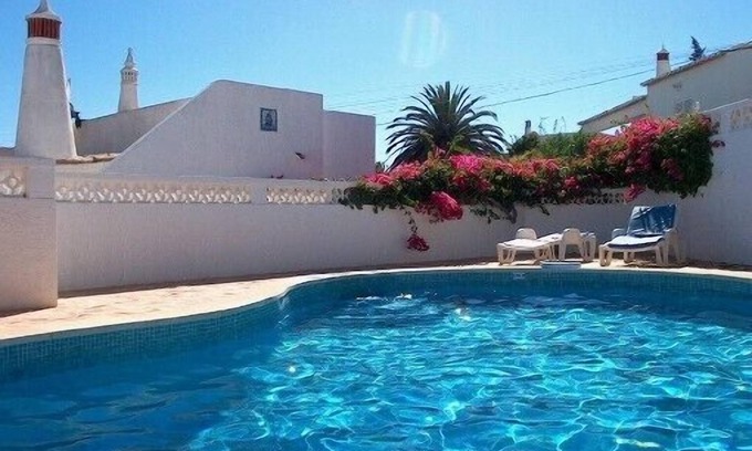 Luz Villa | CASA NOSSI-BÉ, un oasis en el corazon de su estuche florido