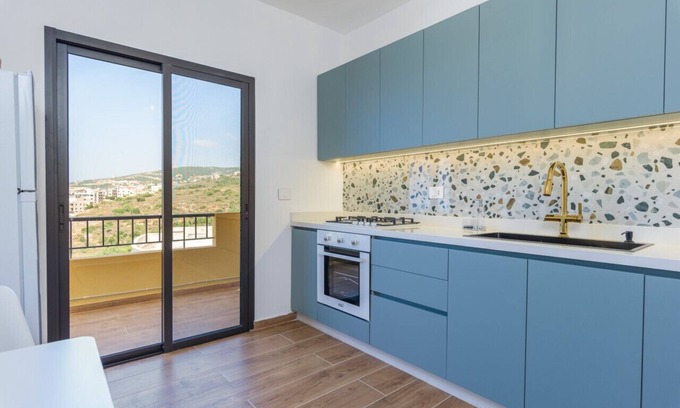 Thoum Apartamento | Praia Sea View 2-BR Apartment in Thoum, Batroun