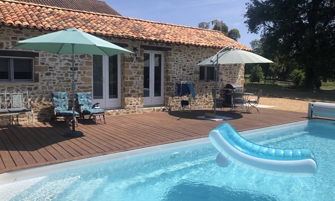 Saint-Martin-de-Fressengeas Cabaña | Pretty 1-bedroom self-catering cottage with swimming pool