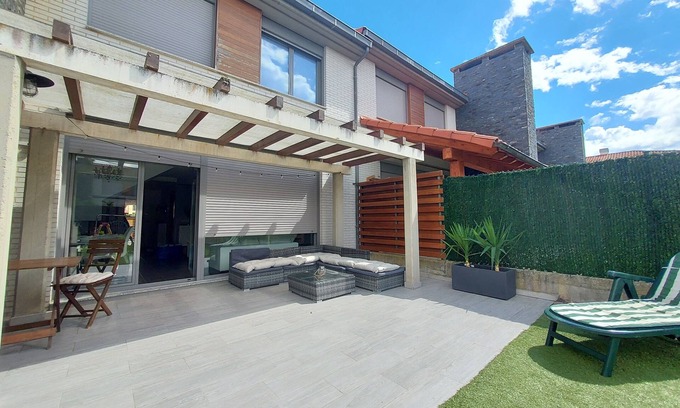 Ciruena Chalet De Esquí | Casa adosada en urb. del golf de Cirueña con chimenea