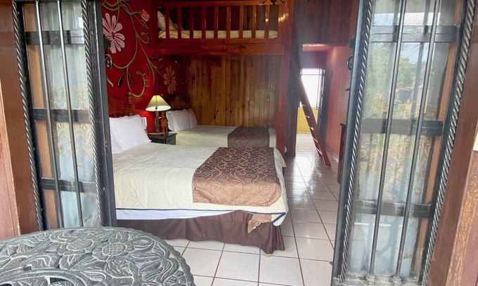 Mazamitla Apartamento | Precioso Cuarto Familiar con Balcón en el Centro (6 pax)