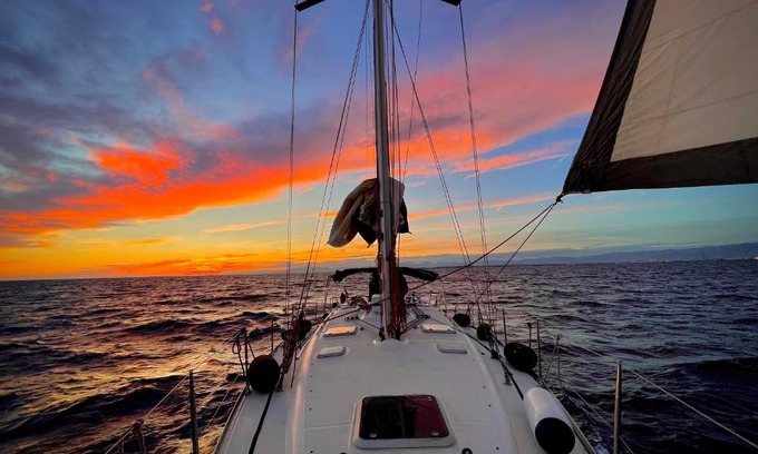Badalona Alquiler De Eote | Precioso velero en Badalona de 3 camarotes