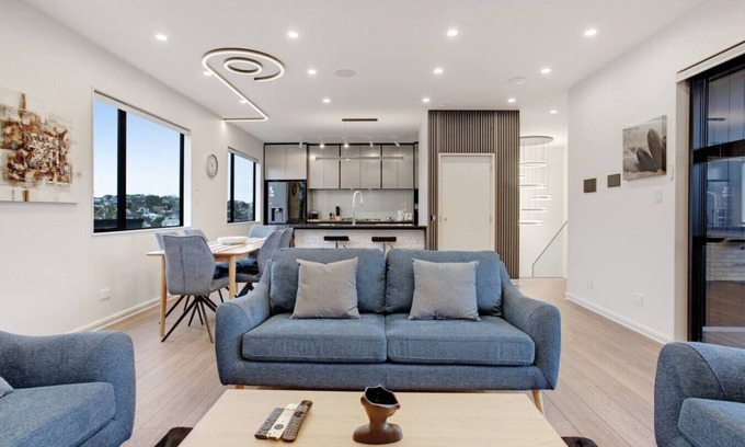 Orakei Casa | Premium Abode with Lift and Water Views