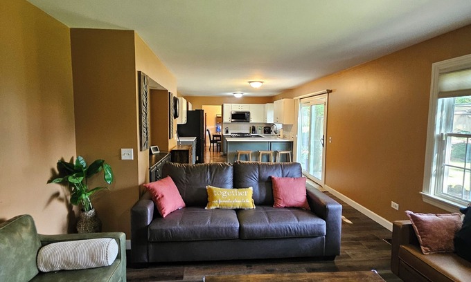 Gurnee Casa | Premier 4BR/2.5BA Home: Across from Great Wolf Lodge & Mins to Six Flags, I-94!