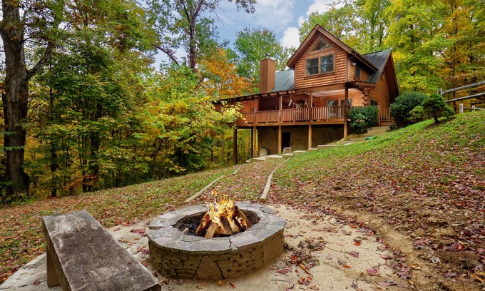 Gatlinburg - Pigeon Forge Cabina | Hermosa cabaña en The Smoky Mountains! Mesa de billar y bañera de hidromasaje, piscina en el sitio, Putt Putt, estanques de pesca