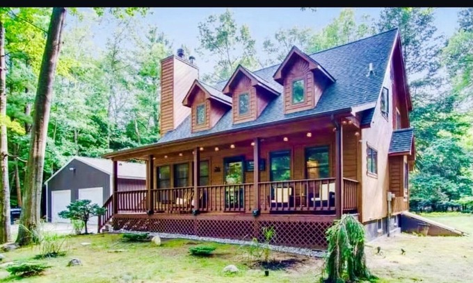 Pentwater Casa | Premier Cottage Getaway-Acorn Grove, Pentwater, MI