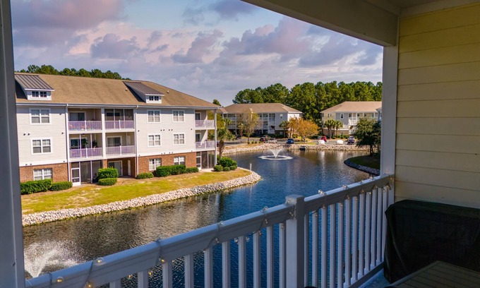 North Myrtle Beach Condominio | Premier Golf Location - Barefoot Resort! Family/dog friendly - 2 pools/beach!
