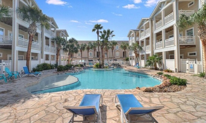 Corpus Christi Casa | ⭐⭐⭐⭐⭐ PREMIER HOSTED PADRE POOLSIDE PARADISE - 3 mins to BEACH and GREAT DINING!