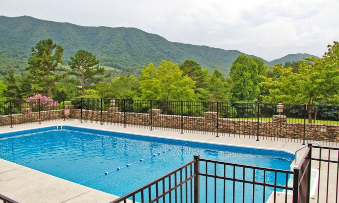 Townsend Cabina | PREMIER Lodge with Private Pool and Amazing Views!