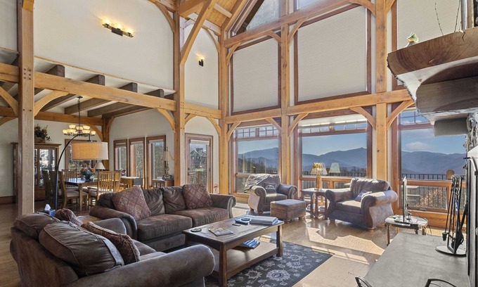 Boone Cabina | 5BR Luxury Mtn Home, vistas, 2 suites King, jacuzzi, fogata, ubicación conveniente.