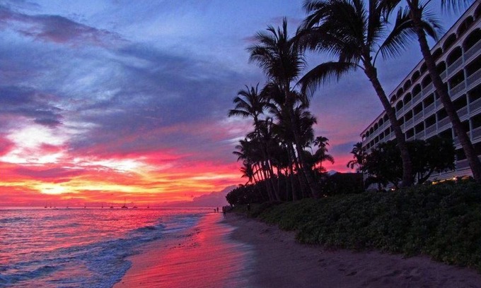 Historic Lahaina Front Street Condominio | Premier Oceanfront Room - Low Discount Prices !