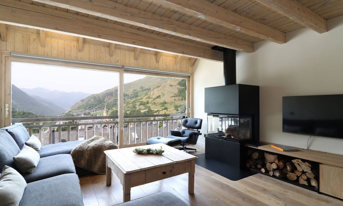 Pujo Casa | Premium & amazing views. Baqueira parking & ski locker