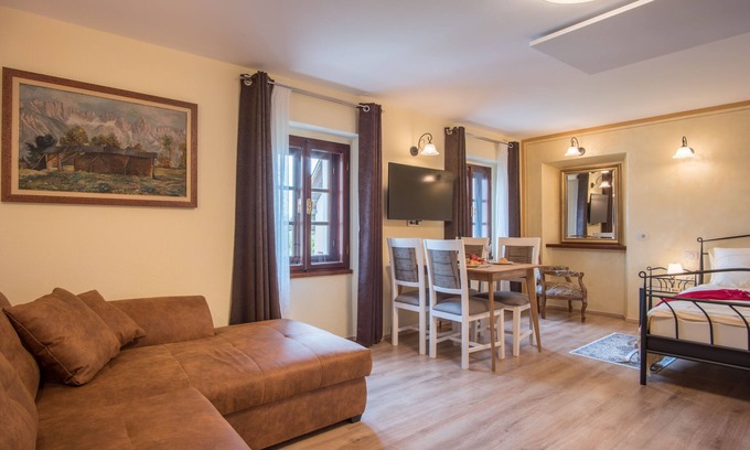 Radovljica Apartamento | Premium Apartment for 6 in the city of the sun