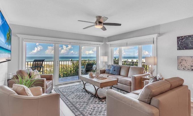 Clearwater Beach Condominio | Premium Beachfront, Spectacular Views, Walk to Pier 60, Free Parking! ~ 201 Surfside