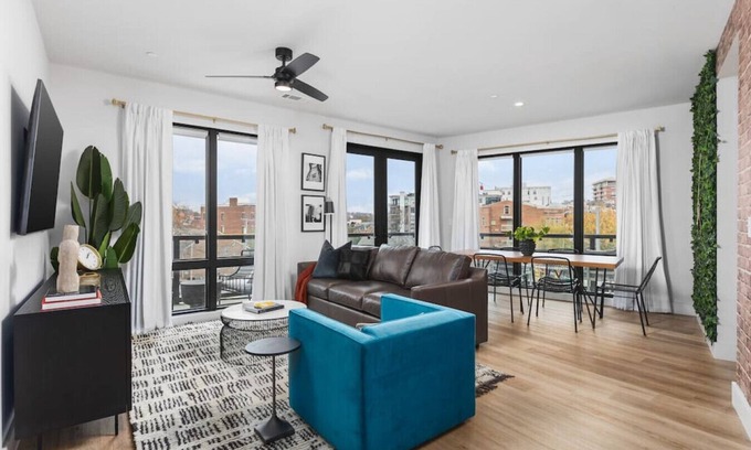 West End Apartamento | Premium Condo by Vanderbilt HUGE Wrap Around Patio