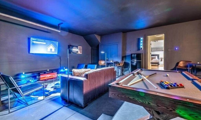 Hillsboro West End Casa | Premium Home Rooftop Pool Table 13 Beds