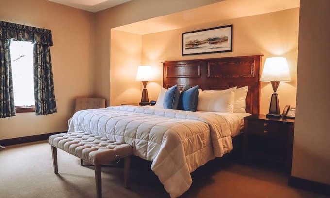 Milford Casa | Premium King at Tom Quick, Restaurant Onsite, Heart of Historic Milford