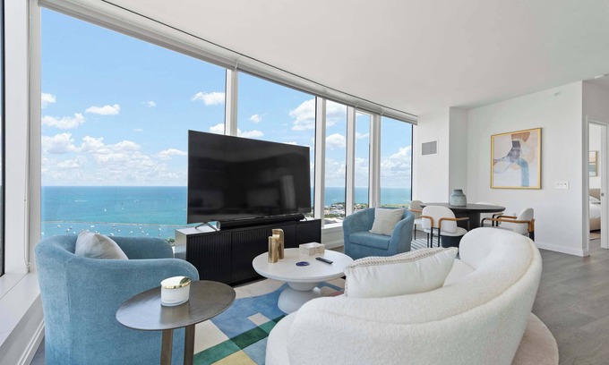The Loop Apartamento | Premium Lake Views + Ideal for Group Getaways