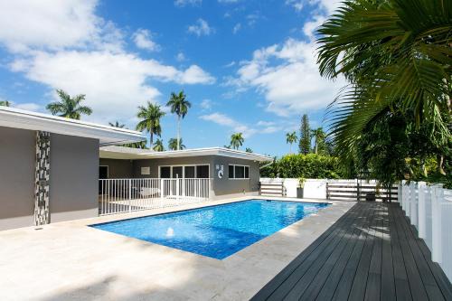 Hollywood Lakes Casa | Premium Luxury 5BR & 3BA Villa near Hollywood Beach