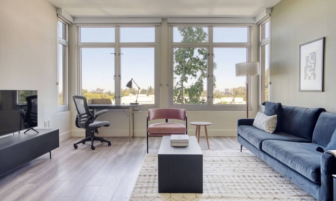 Mountain View Apartamento | Premium Mountain View 2BR w/ Gym & Lounge, nr Highways, by Blueground