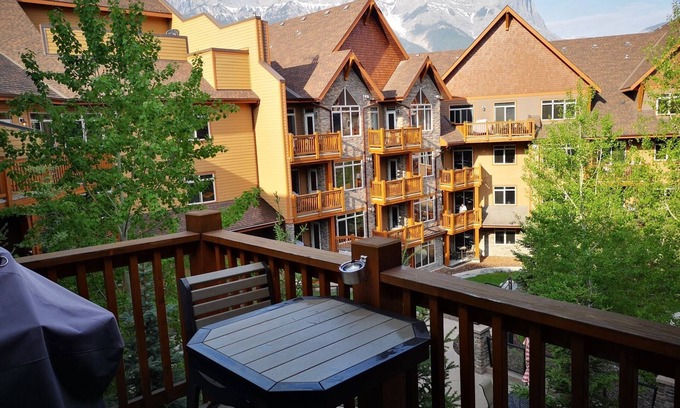 Canmore Complejo | Premium Mountain View! Luxurious 2 Bed Condo at Stoneridge Mountain Resort