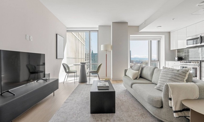 Downtown Oakland Apartamento | Premium Oakland 1BR w/ Pool, Gym & W/D, nr BART, by Blueground