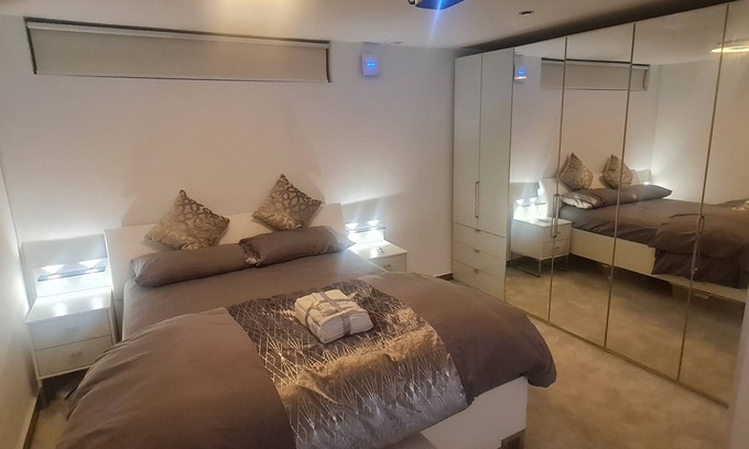 East Acton Casa | Premium Self Contained One Bedroom detached House with Private Entrance.