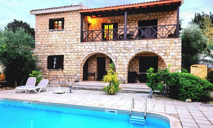Agios Dimitrianos Villa | Villa chipriota de piedra con piscina privada a 20 minutos de Paphos y Latchi Beach